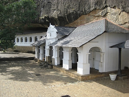 Dambulla-cave-temples