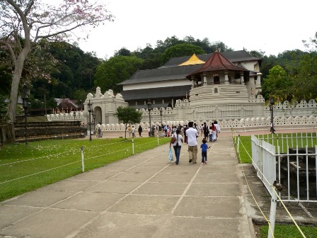 Walk to the Buddha tooth Kandy - Sri Lanka