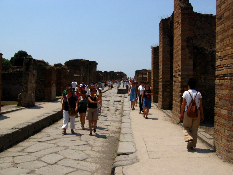 Walk along the streets of ancient Pompeii - Italy 