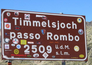 Arrive to the Timmelsjoch pass by bike