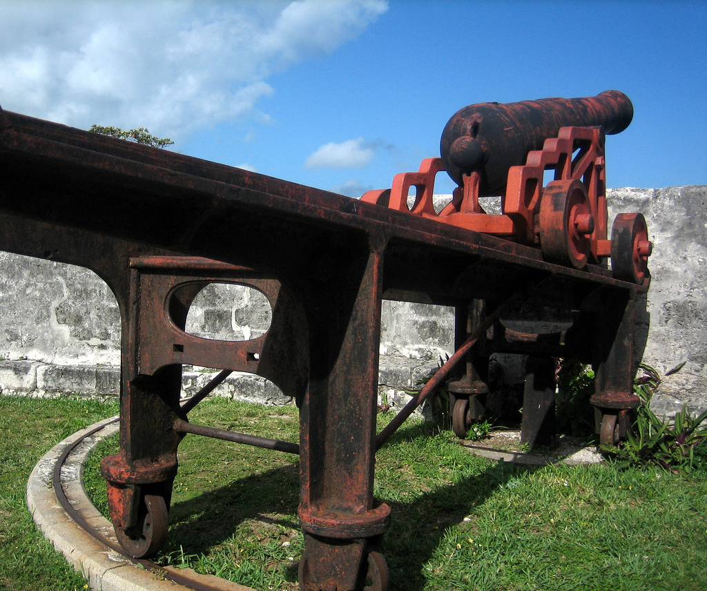 History of Bahamas - cannon at fort fincastle