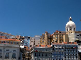 However, if you really want to enjoy the charms of Alfama like a local, why not stay in an Alfama Apartment? 
