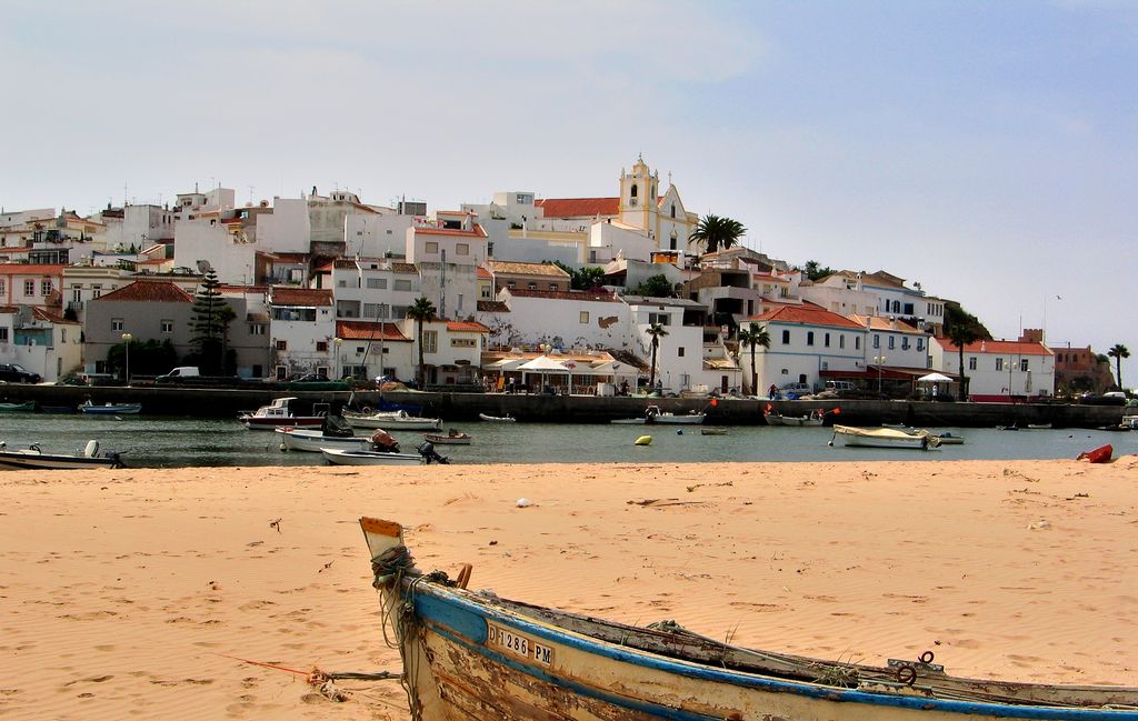 Joo de Arens is a small sand beach between cliffs close the Portimao, which owes its name to a pastor who lived here