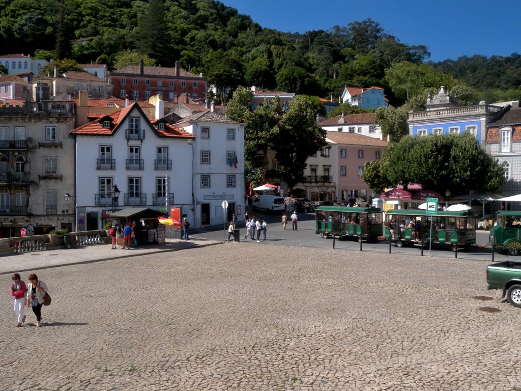 A tourist centre is located down from the main square at the end of Parca da Republica - Sintra Portugal