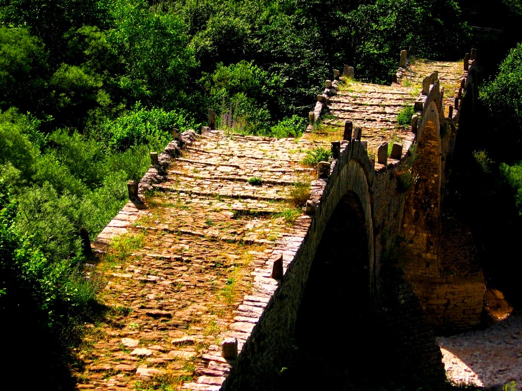 One of the most interesting features to be found near the village of Kipi in Vikos Gorge are the stone bridges. Some have only one arch, others have two or three - Greece 