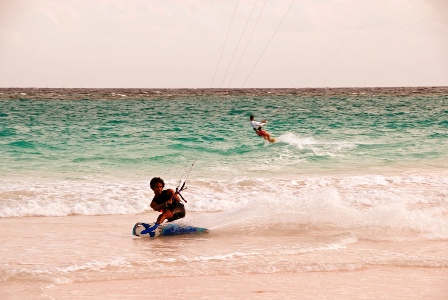 Harbour island Bahamas - kiter on pink sands