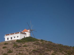 From Sagres to Odemira: The region of southwest Portugal enjoys excellent swell and wind conditions year round for the practice of surf or kitesurf - Portugal